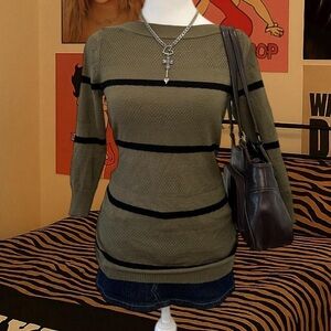 Vintage Attention Army Green & Black Quarter Sleeve Sweater – M